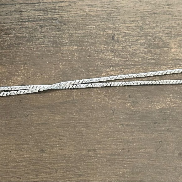 Elegant Kendra Scott Silver Necklace with Iridescent Pendant - Picture 5 of 6